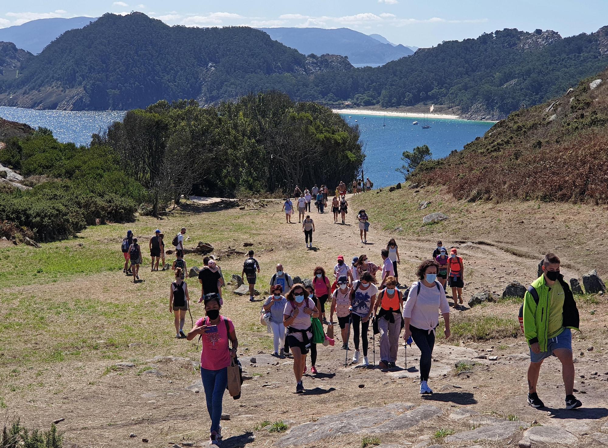 El calzado cómodo es imprescindible si vas a realizar alguna de las rutas por Islas Cíes.