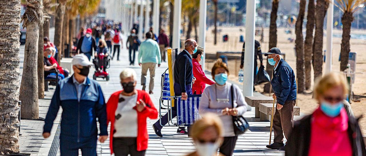 Viandantes en el paseo de la playa de Levante de Benidorm, la pasada Semana Santa.