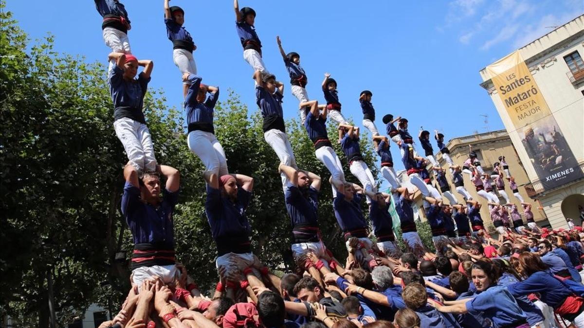 La diada de Les Santes ha rendido homenaje con una veintena de pilares a la niña 'castellera' fallecida en el 2006