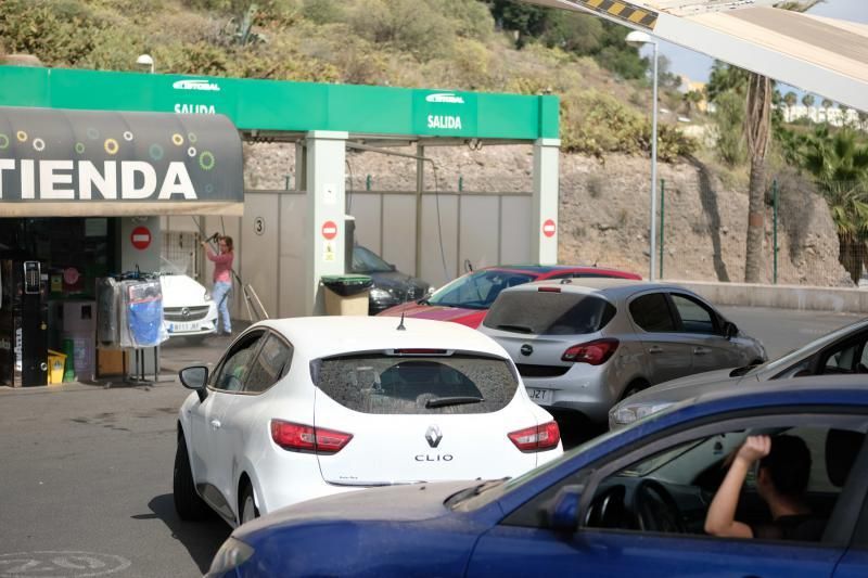 Las Palmas de Gran Canaria. Reportaje sobre lavado decoches tras la calima.  | 26/02/2020 | Fotógrafo: José Carlos Guerra