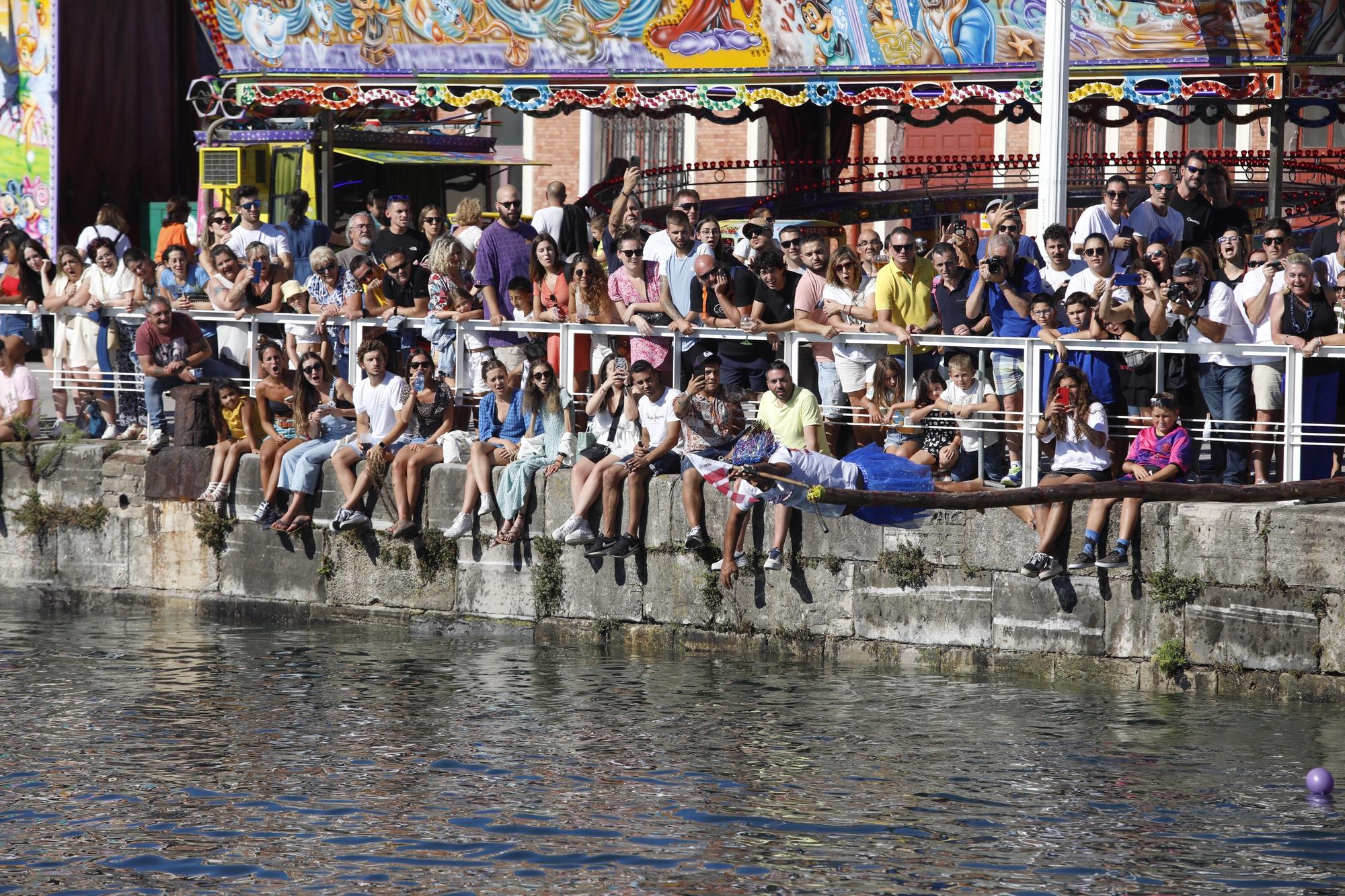 La cucaña, reina en las fiestas de Cimadevilla