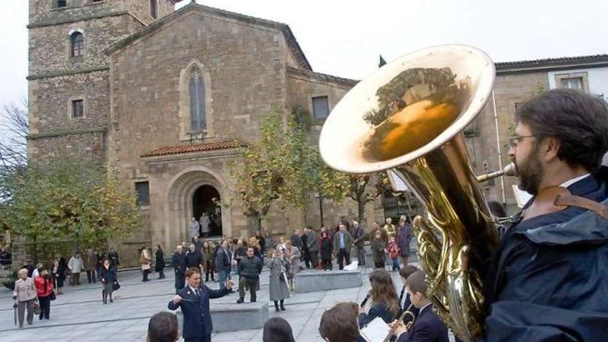 La Banda de Música de Avilés, ayer, en la procesión de Jesús Cautivo.