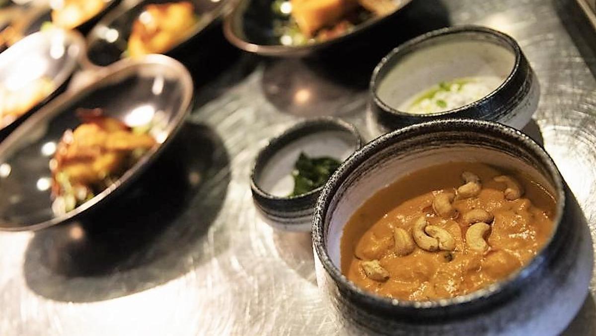El plato titulado 'No es curri de cangrejo', presentado en el almuerzo Menú 2033 de la consultora Synthesis Futures en Singapur, está hecho con setas y bebida al curri de garbanzos y acompañado de yogur de coco.
