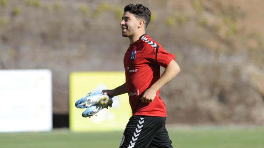 Samuel Shashoua, entrando ayer en el campo principal de El Mundialito para realizar su plan específico de recuperación.