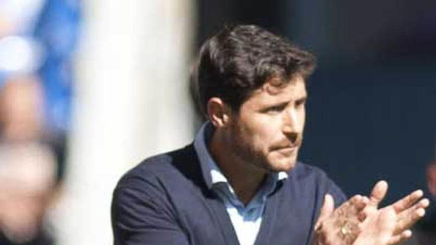 El entrenador del Deportivo, Víctor, anima a sus jugadores. la opinion de la coruña