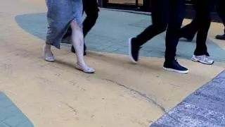 Indignación tras el repintado de la calle de las setas de Alicante: así ha quedado la acera pese a las obras