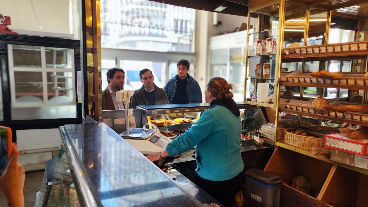 María Sixto conversa con los representantes del PP este martes en otro de sus negocios de la plaza de Abastos. | A. Velasco