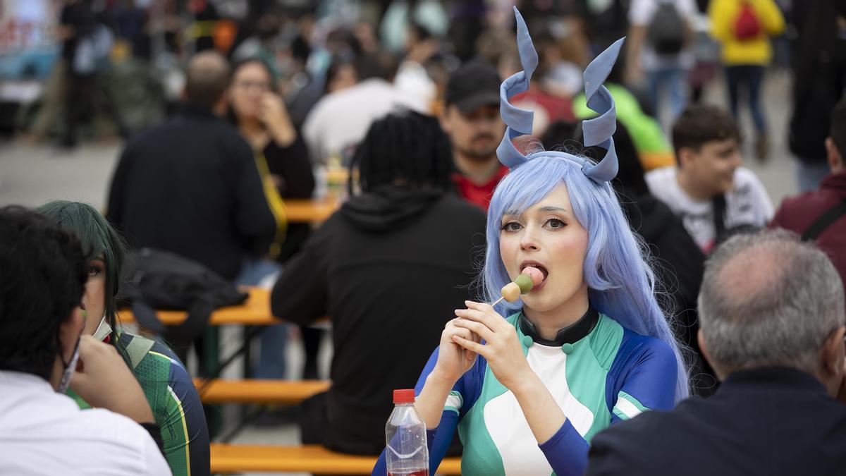 Una cosplayer se toma un descanso en la zona de restauración.