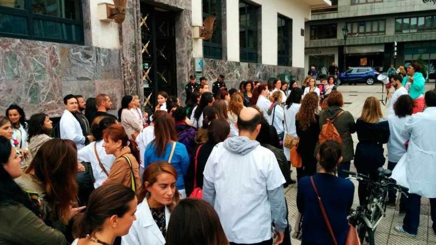 El personal de enfermería, protestando ayer por la mañana ante la sede del Sespa en la plaza del Carbayón.
