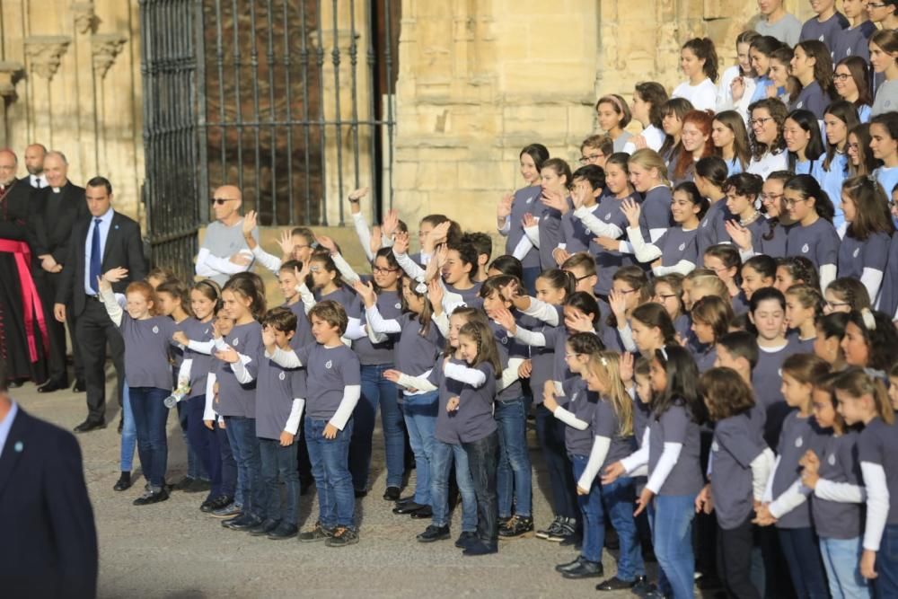 Momento de la salida de los Reyes de la Catedral