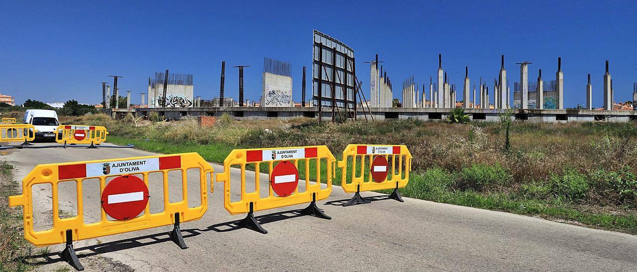 Los cimientos, plancha superficial y los primeros pilares del Centro Ecuménico, tal como quedó la obra hace cerca de veinte años. | XIMO FERRI