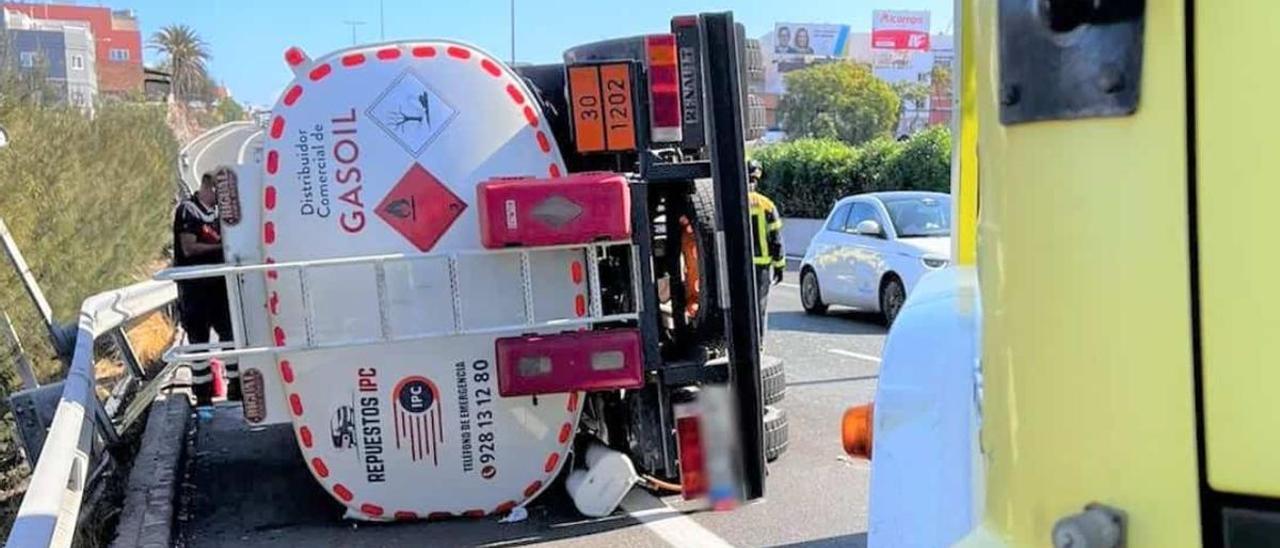 Camión volcado en la GC-1 el pasado año.