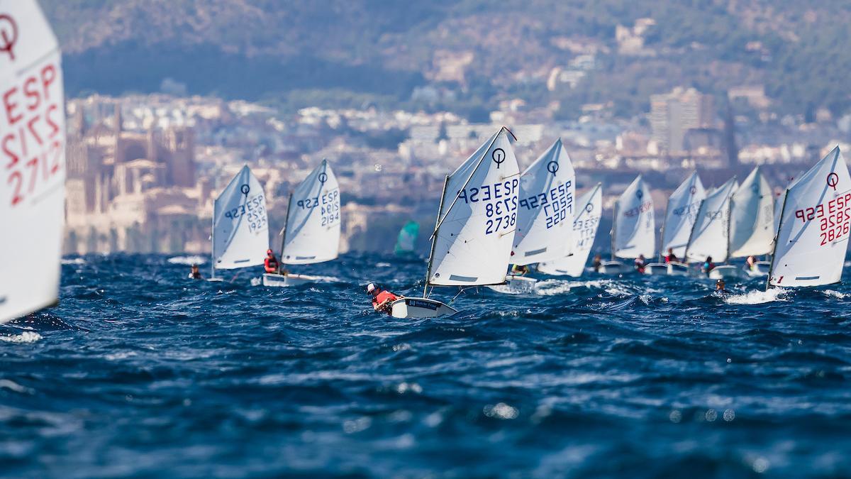 Una de las regatas del Gran Día de la Vela-Bufete Frau disputadas ayer en la Bahía de Palma