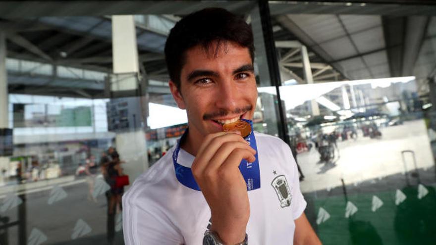 Carlos Soler, con la medalla a su llegada el lunes a València.