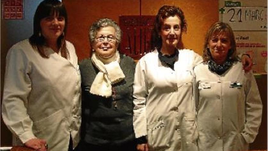 Mònica Serra, Roser Carrión, Teresa Alier i Carme Creu a la farmàcia del carrer dels Infants de Manresa