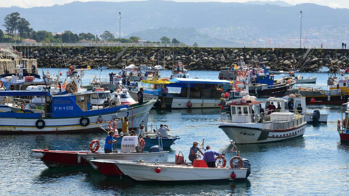 Un momento de la concentración en la dársena de Cangas.