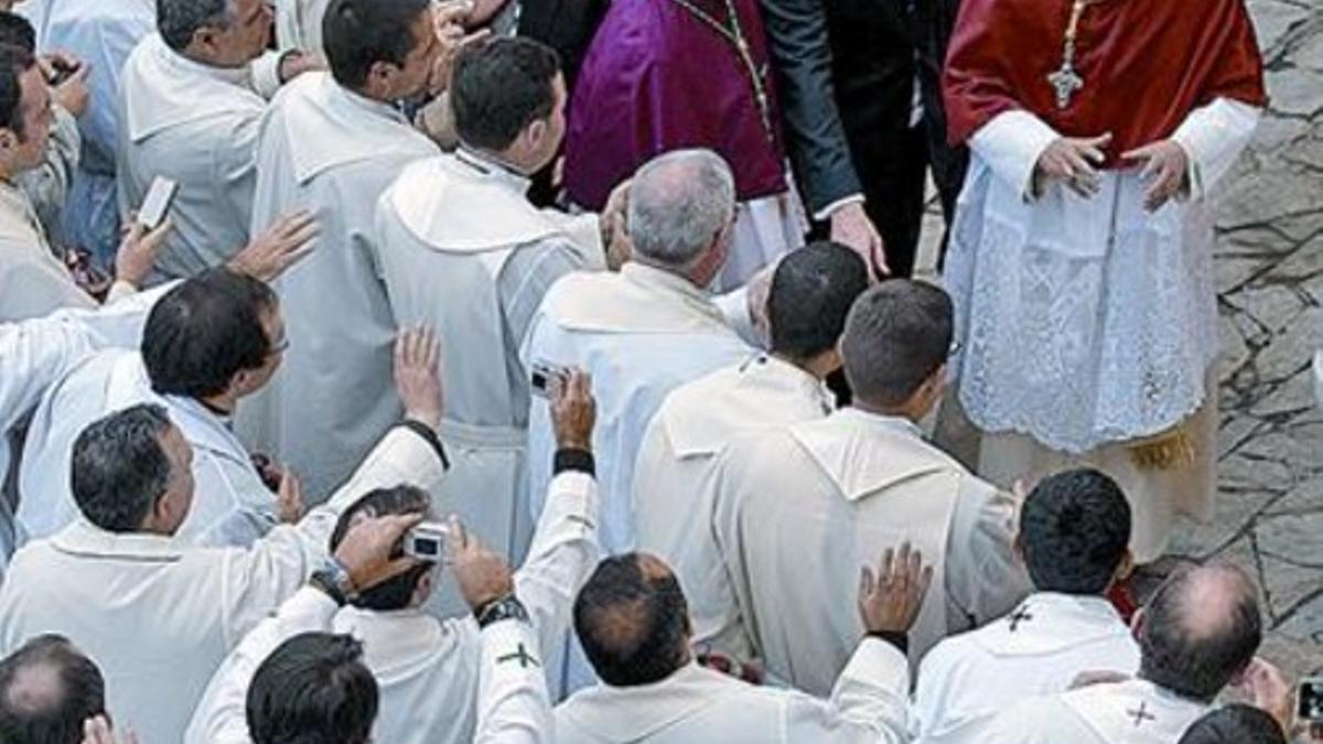 Un grupo de religiosos aclaman y fotografían al Papa, ayer en Santiago.