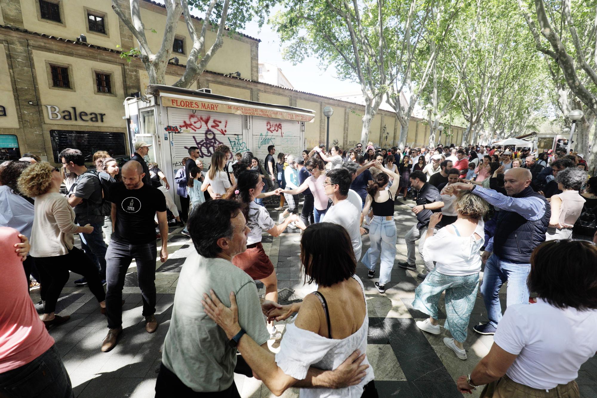 Día del Libro en Mallorca: Los lectores abarrotan el centro de Palma