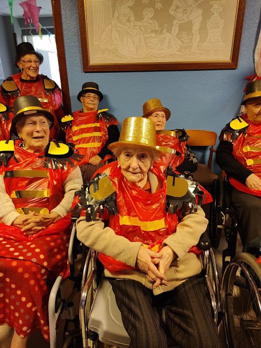 Domadores, forzudos y mucho buen humor en el Carnaval circense de la residencia de mayores de Amandi