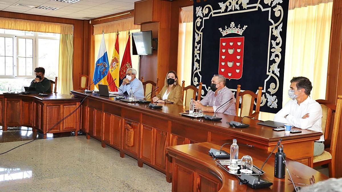 Un momento de la reunión de representantes del Cabildo y ayuntamientos en el salón de plenos insular. | | LP/DLP