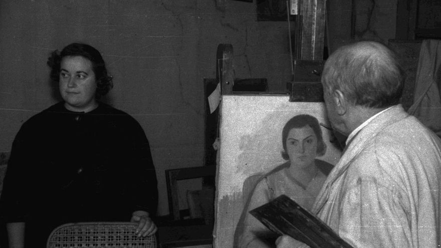 Piñole retratando a Enriqueta Ceñal en una fotografía de Constantino Suárez de 1963 (Museo del Pueblu d’Asturies).