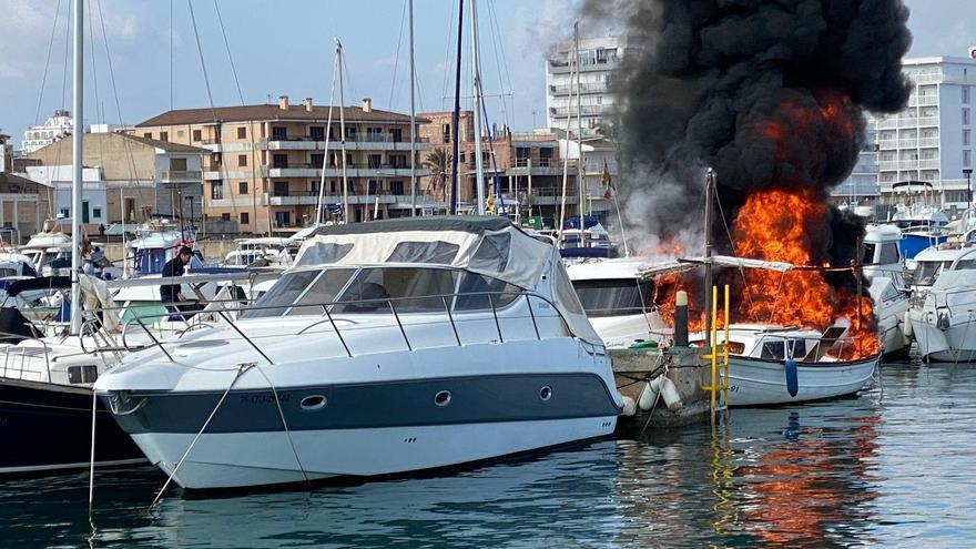 Un incendio destruye varios barcos atracados en el club náutico de Can Picafort