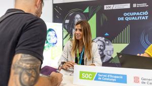 Representante del Servei dOcupació de Catalunya (SOC) asesora sobre oportunidades laborales en el Saló de lOcupació 2023