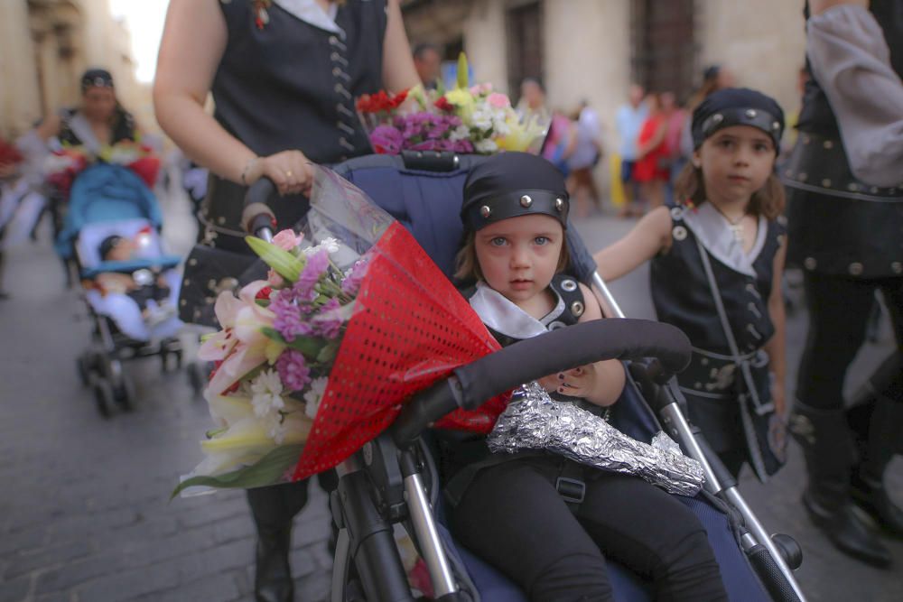 Desfile de abanderadas, ofrenda floral y procesión