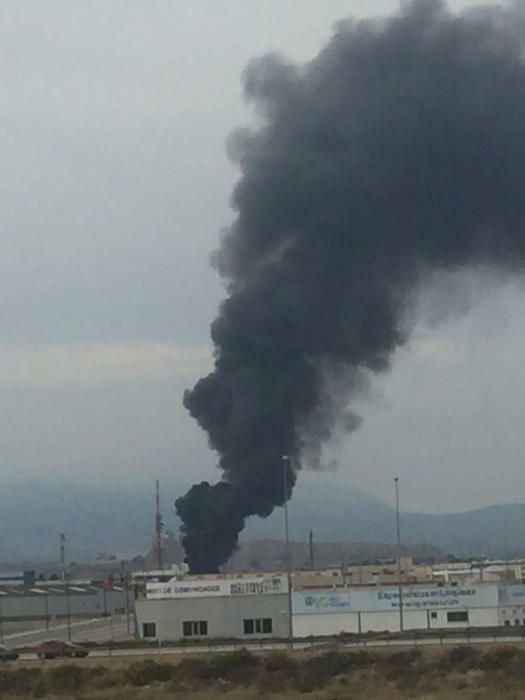 Los bomberos tratan de sofocar un virulento incendio en una planta de residuos de AIicante