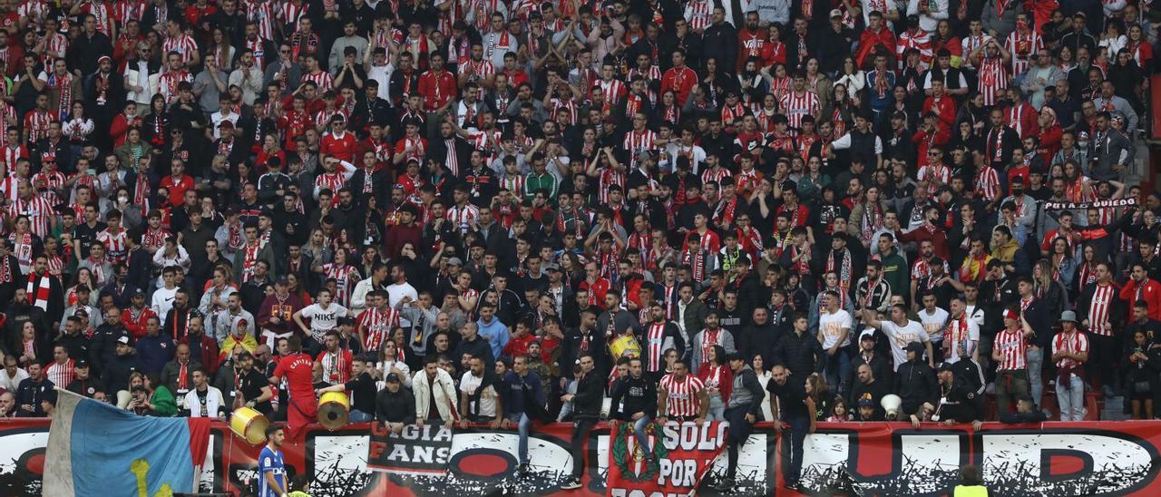 Imagen de la grada de animación de El Molinón, repleta durante el derbi entre el Sporting y el Oviedo del pasado 17 de abril (0-1). | | JUAN PLAZA