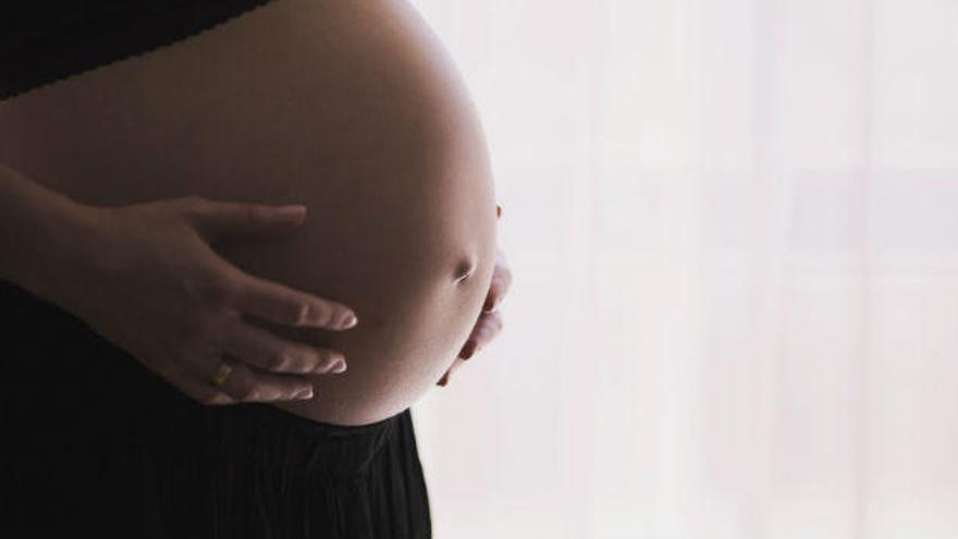 Una mujer embarazada en una imagen de recurso.