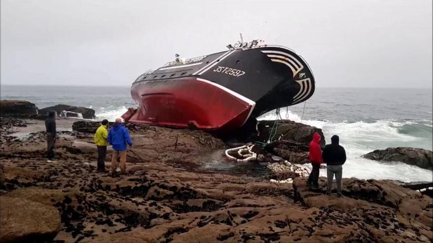Mor un mariner després de caure al mar a Galícia