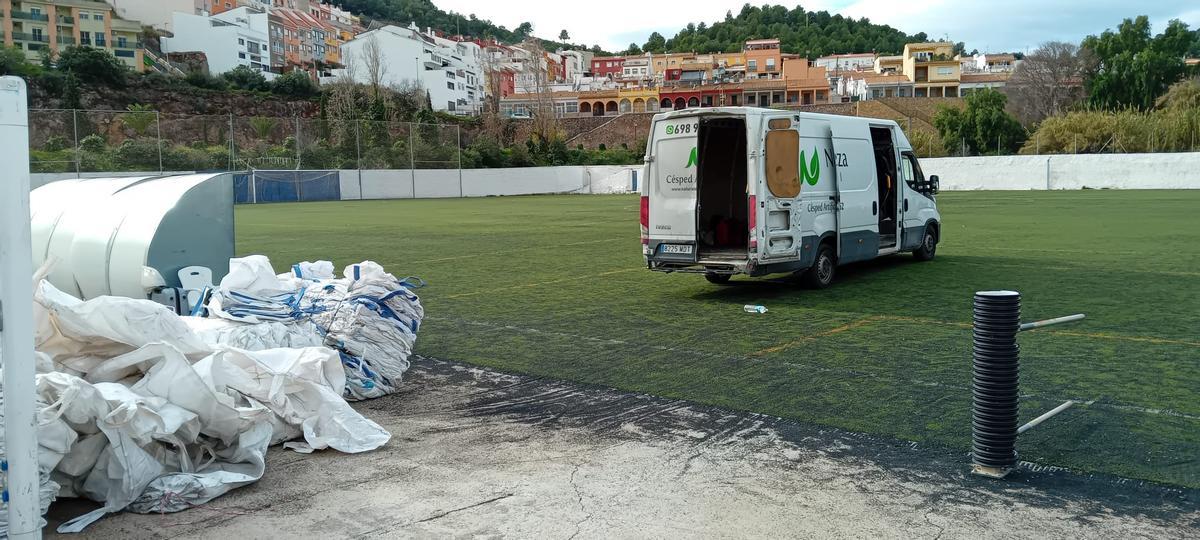 La empresa contratada por el Ayuntamiento ha empezado esta semana los trabajos de sustitución del césped artificial de la Moleta.