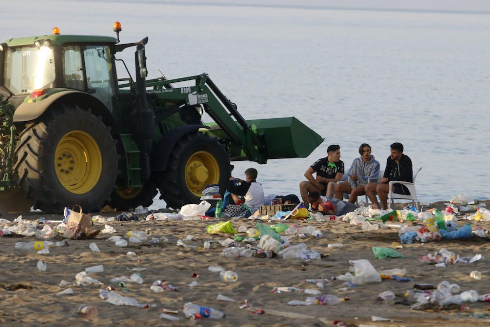 Así quedaron las playas tras la Noche de San Juan.