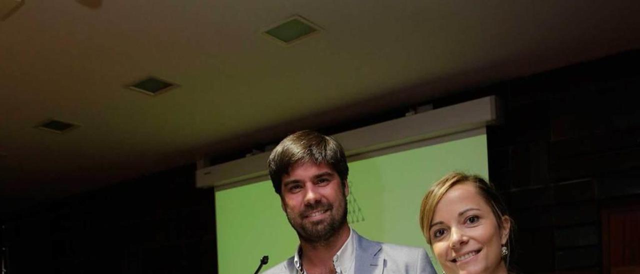 Leire González y Pablo Coto, ayer, en la Facultad de Medicina de Oviedo, donde fue defendida la tesis doctoral.