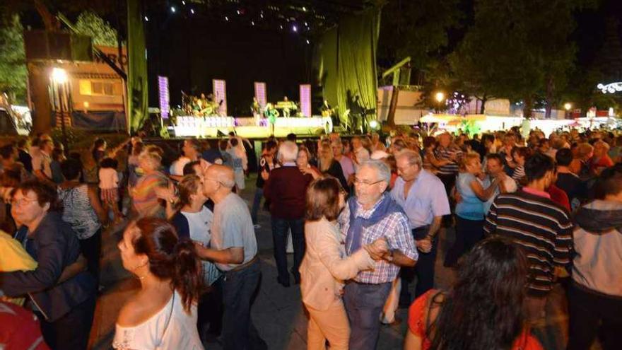 Una verbena en las fiestas de la Peregrina, motivo de queja por extenderse hasta la madrugada. // G. S.