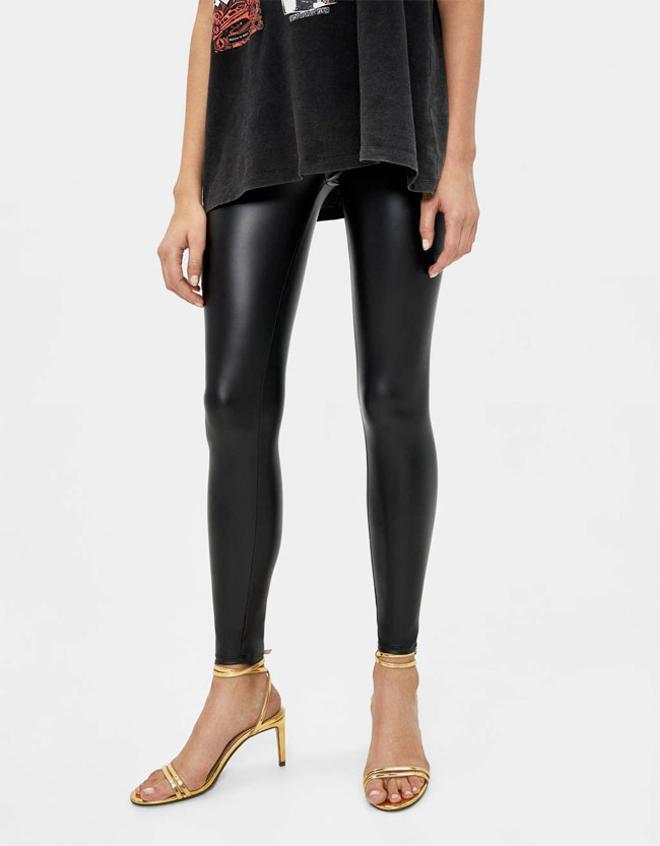 'Leggings' elásticos de cuero, de Bershka