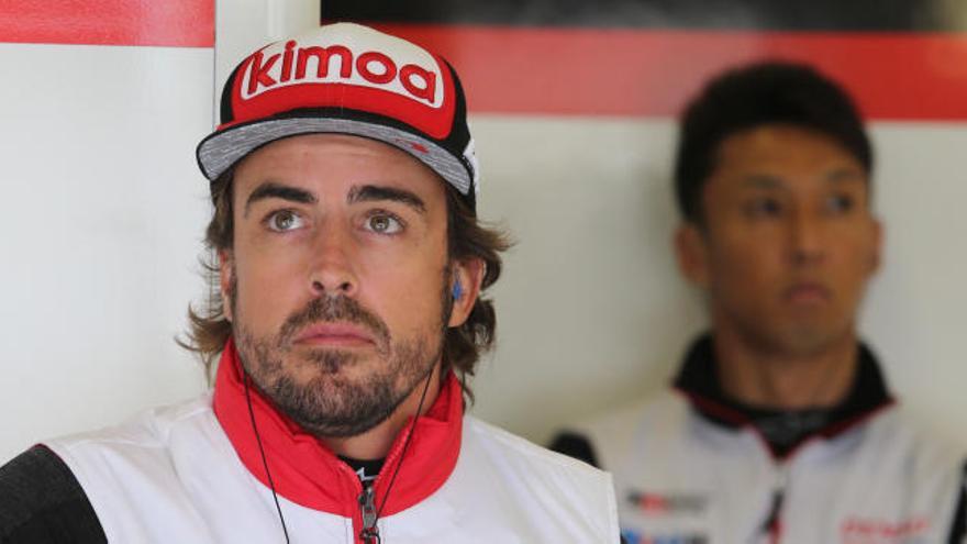 Fernando Alonso, en el garaje del equipo Toyota en Silverstone