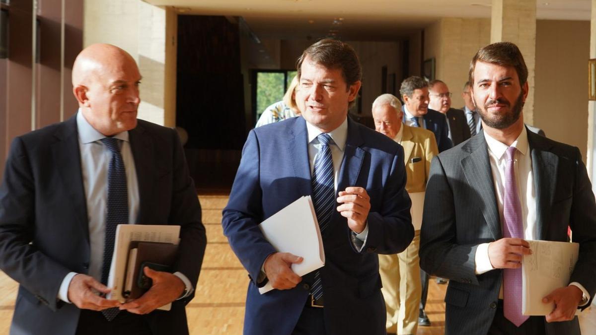 El presidente de la Junta de Castilla y León Alfonso Fernández Mañueco acompañado del vicepresidente Juan García Gallardo y el consejero de Presidencia Jesús Julio Carnero en la segunda jornada del pleno.| Miriam Chacón - Ical