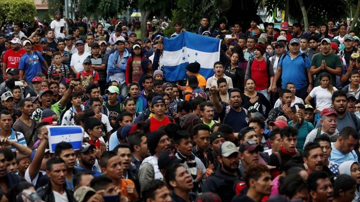 Los inmigrantes hondureños se organizan para pasar a México.