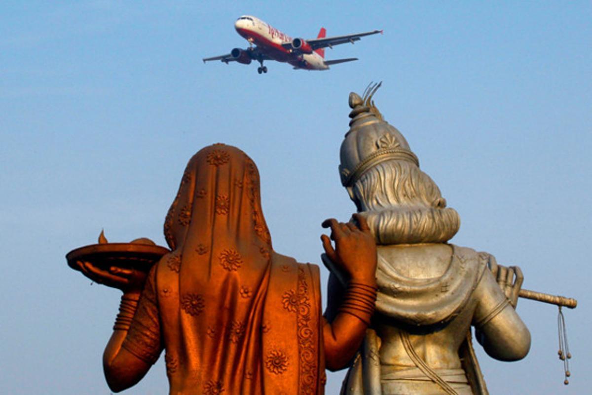 Un avió de Kingfisher Airlines, en segon pla, aterra a Nova Delhi, Índia. L’aerolínia ha hagut de suspendre més de 120 vols a causa de la vaga encoberta que van organitzar els empleats per protestar contra l’impagament de les nòmines del mes passat.