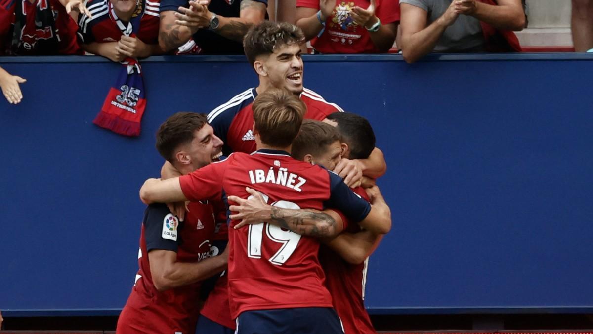 Los jugadores de Osasuna celebran un gol ante el Rayo en el debut de Abde