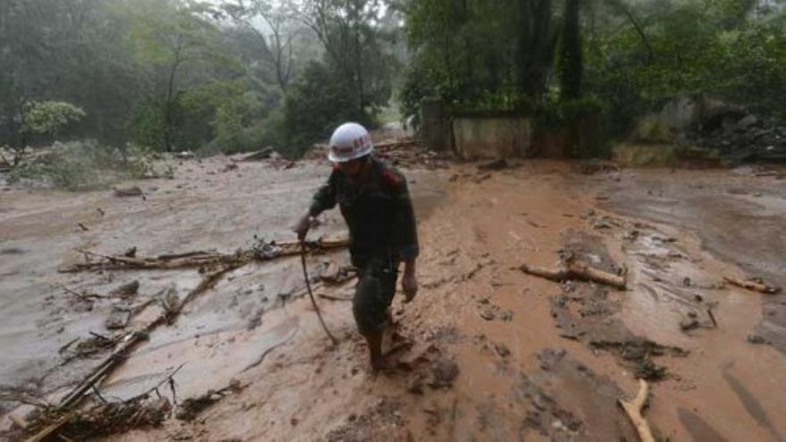 El derrumbe de 11 viviendas sepulta a 30 personas en China