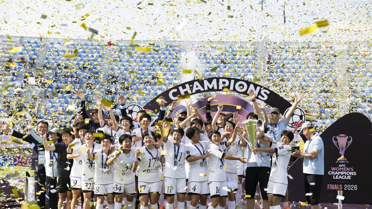 Las futbolistas norcoreanas alzan el título y ostentan su bandera en Corea del Sur