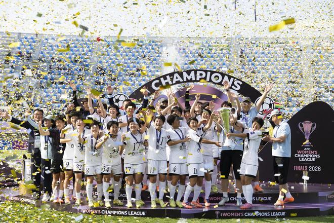 Las futbolistas norcoreanas alzan el título y ostentan su bandera en Corea del Sur