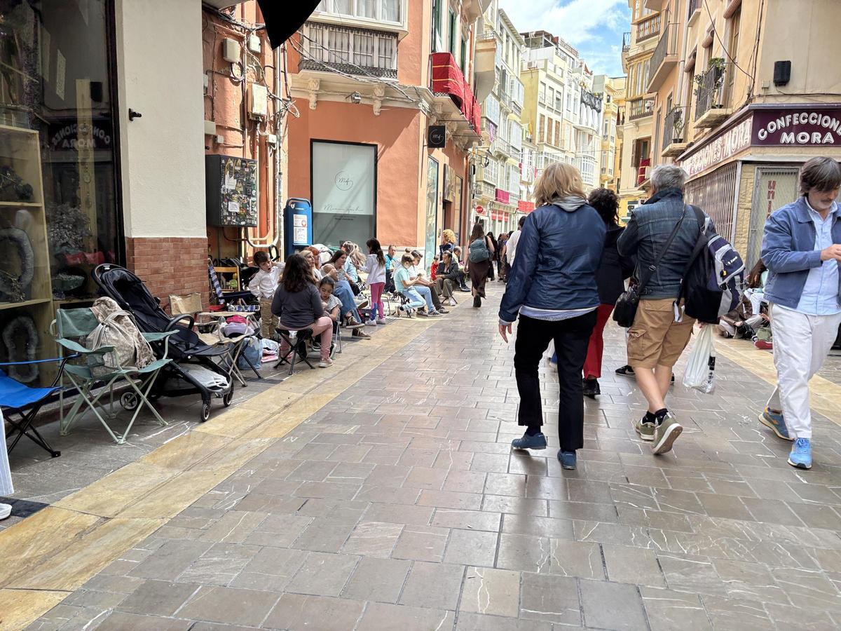 La calle Cisneros, invadida por las sillas de la playa la Semana Santa del 2025.