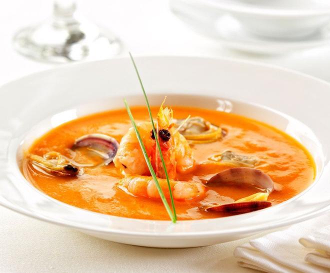 Sopa de pescado, uno de los platos estrella de Nochebuena