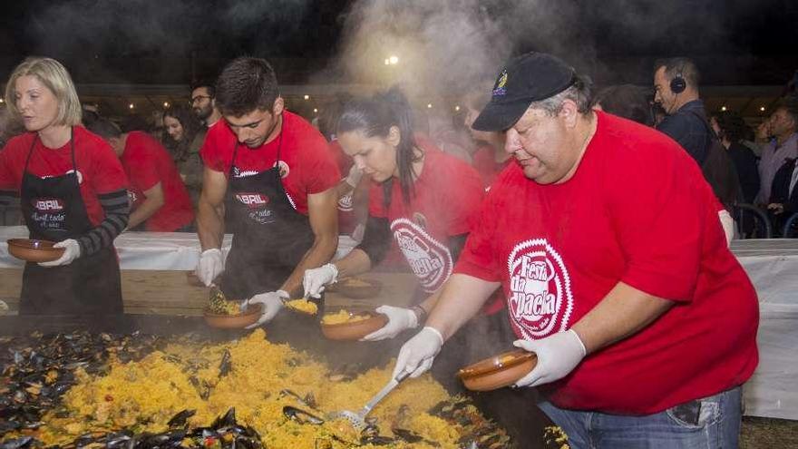 La comisión contó con muchos voluntarios para despachar las raciones. // Bernabé/Ana Agra