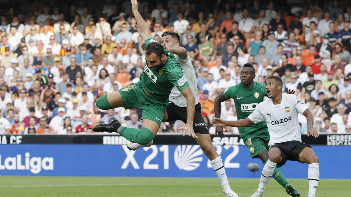 Gonzalo Verdú, que salió en la segunda parte, despeja un balón ante un jugador del Valencia