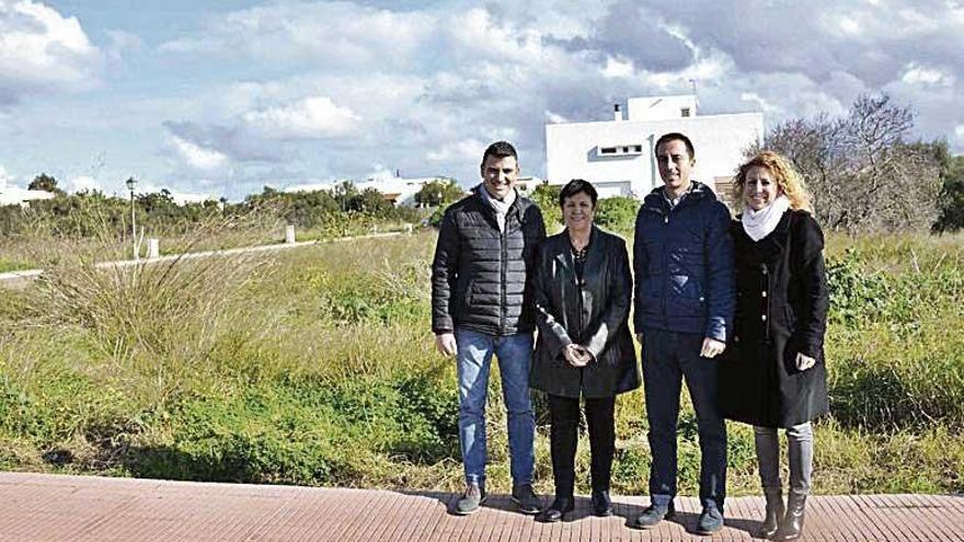 Miembros del gobierno local frente al solar.